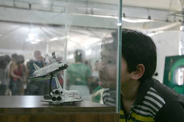 Criança observa curiosa uma amostra presente no evento. (Foto: Odair Leal/ A GAZETA)