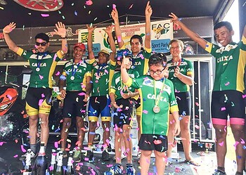 Vencedores da etapa comemoram título no pódio. ( Foto: Divulgação/FAC)