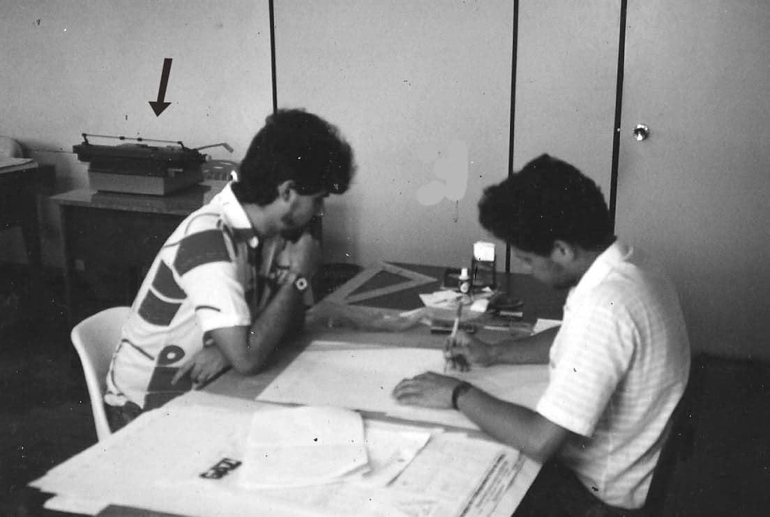 A GAZETA 30 ANOS: Trinta anos num segundo 3 Dim com o J. Edson editando a página de esportes; ao fundo, a famosa Olivetti, o computador da época. (Foto: ARQUIVO A GAZETA)
