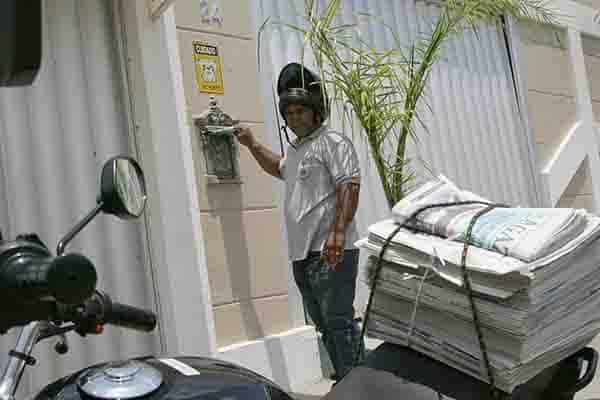 O desafio diário de levar o jornal até o assinante 2 José Maria trabalha como entregador desde 1999. (FOTOS: ODAIR LEAL/AGAZETA)