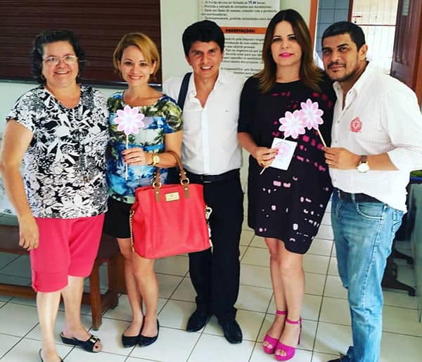 AMIGOS DO PEITO - Moisés Alencastro e esta colunista em visita à casa de apoio Amigos do Peito, espaço que ajuda pes-soas carentes do interior do Estado acometidas de câncer e que será beneficiada com parte da renda do evento Noite Rosa (dia 22, próxima quinta-feira, no Hotel Best Western, a partir das 19h30). Parceiros como a publicitária Charlene Lima e deputado estadual Jenilson Lopes abraçaram a causa. Quer ajudar? Saiba como ligando para 9984-9770.