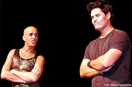 ESPETÁCULO  A peça ‘Sexo, Etc e Tal’ será apresentada neste domingo, às 20h30, no Teatrão. O espetáculo tem texto e direção do ator André Rangel, com a produção nacional do ator Leonardo Bower. 