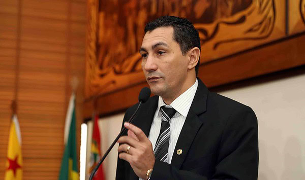 Jesus Sérgio questiona preço de combustível no Vale do Juruá