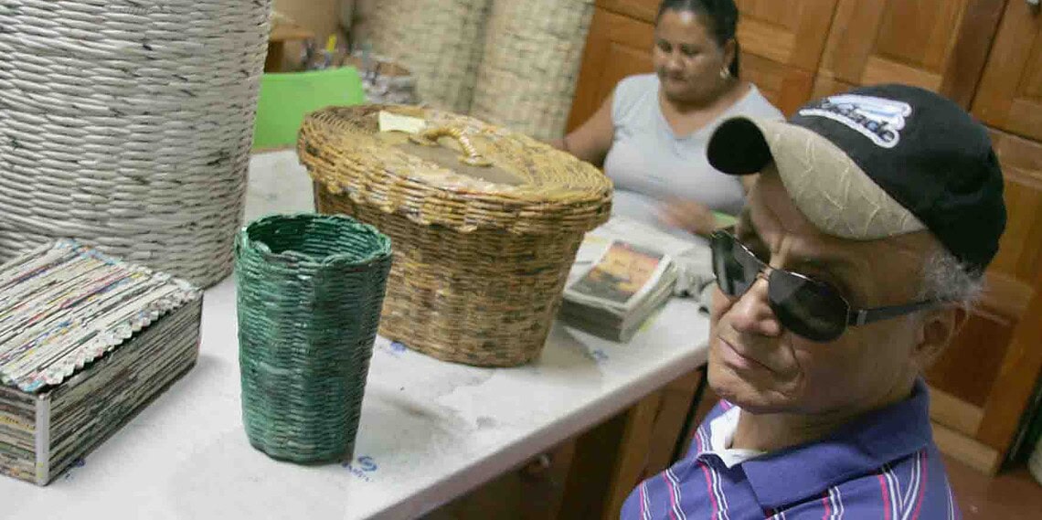 Além de Francisco Cleide, outros artesãos realizam o trabalho que envolve arte. (FOTOS: ODAIR LEAL/AGAZETA)