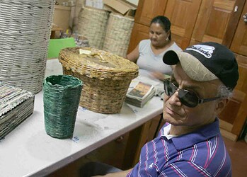 Além de Francisco Cleide, outros artesãos realizam o trabalho que envolve arte. (FOTOS: ODAIR LEAL/AGAZETA)