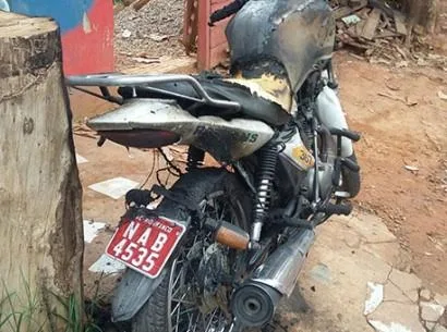Mototaxista tem moto incendiada na madrugada