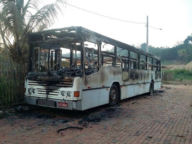 Em 2ª noite de ataques, veículos e escolas são queimados no Acre 2 Ônibus incendiado em Epitaciolândia (Foto: Almir Andrade/Arquivo pessoal )