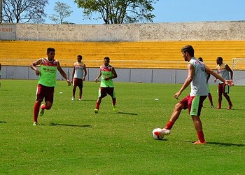 Elenco estrelado fez treino tático ontem, no Florestão, antes de partir para o RS. (Foto: Nathacha Albuquerque)