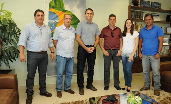 Festa à fantasia 1 O presidente da Fecomercio, Leandro Domingos, recebeu ontem o prefeito de Rio Branco, Marcus Alexandre (PT). Na oportunidade, o prefeito manifestou interesse em continuar tendo a Fecomercio como parceira, bem como desenvolver ações que possam contribuir com o crescimento comercial do município
