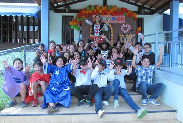 No campo 1 Agenda para as crianças O Dia das Crianças, celebrado em 12 de outubro, é uma oportunidade de sair da rotina e proporcionar momentos prazerosos de diversão e lazer para meninada. Com este objetivo, o Serviço Social do Comércio no Acre (Sesc/AC), através da escola, desenvolve uma programação especial para alunos e família. As atividades são atreladas ao calendário escolar dos estudantes e, em cada dia, eles são surpreendidos com brincadeiras diferenciadas. São dinâmicas de interação, utilizando atividades como festas à fantasia, contação de histórias, gincana, cinema, Sesquinho Olímpico, entre outras ações, que encantam a criançada.