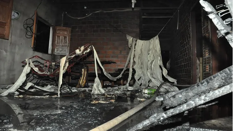 Bandidos incendeiam casa no bairro Santa Maria