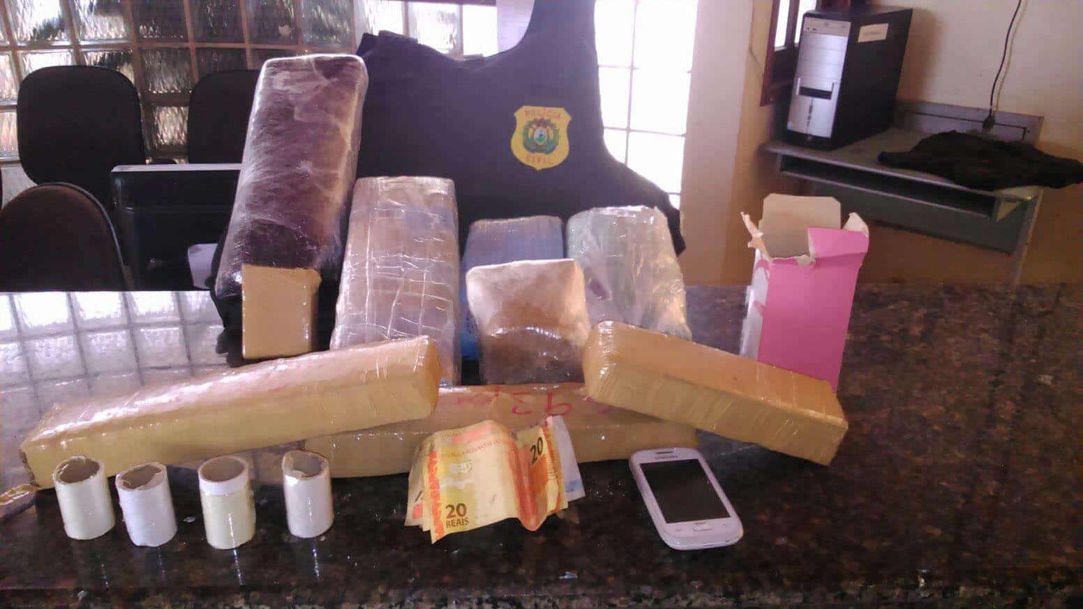 Polícia Civil apreende cinco kg de drogas 1 As 11 barras de maconha estavam em uma bolsa transportada por uma adolescente