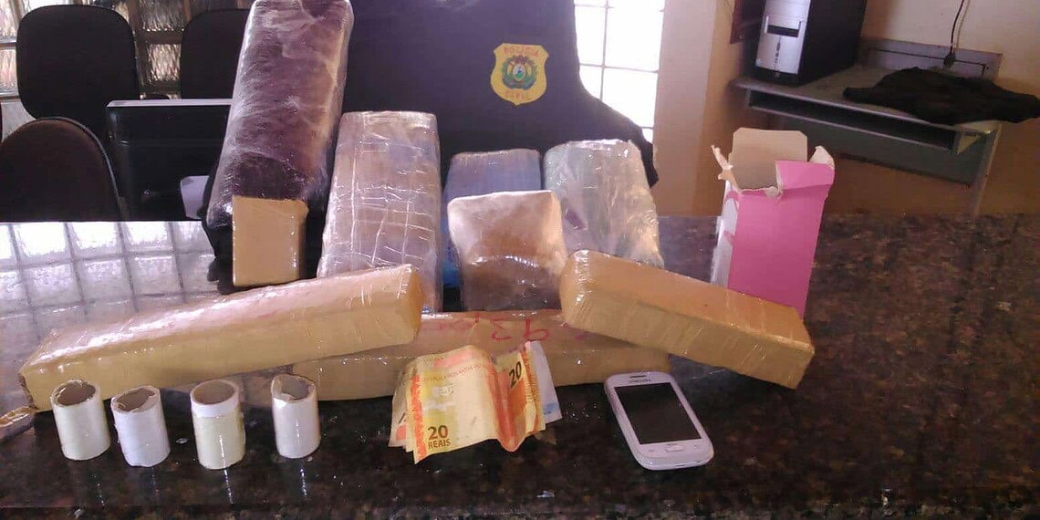 As 11 barras de maconha estavam em uma bolsa transportada por uma adolescente