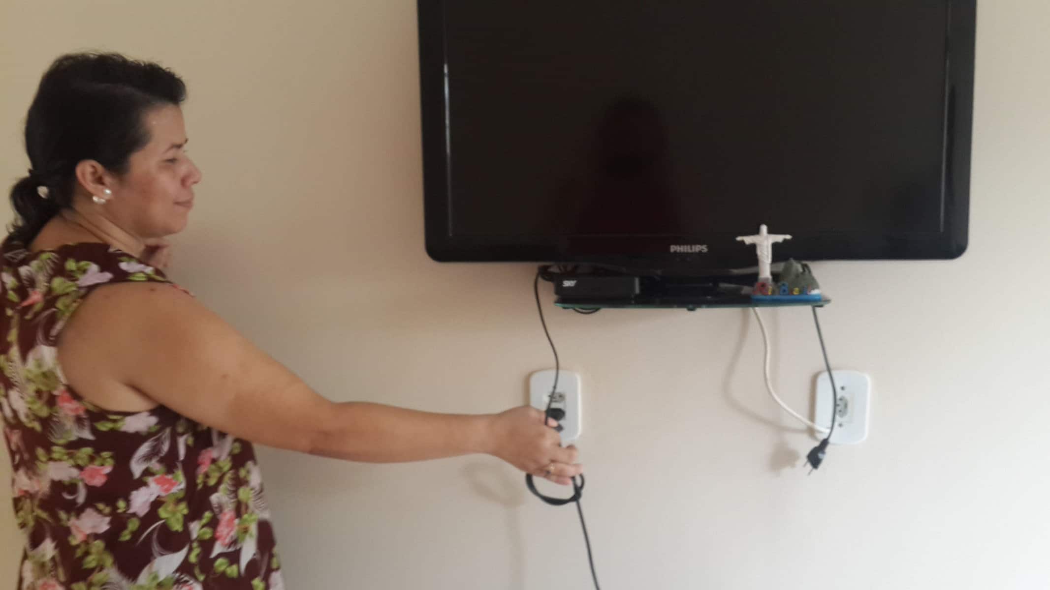 A professora Gleise Araújo evita deixar eletrodomésticos ligados desnecessariamente dentro de casa. (Foto: Bruna Mello/ A GAZETA)