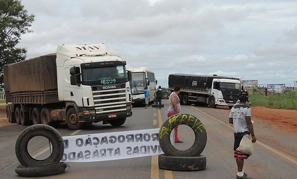 Protesto de caminhoneiros diminui nas estradas após aumento de multa