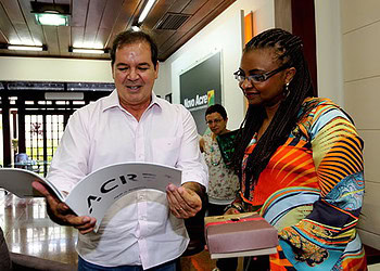 Ministra assinou convênio e conheceu as iniciativas locais. (Foto: Secom Acre)