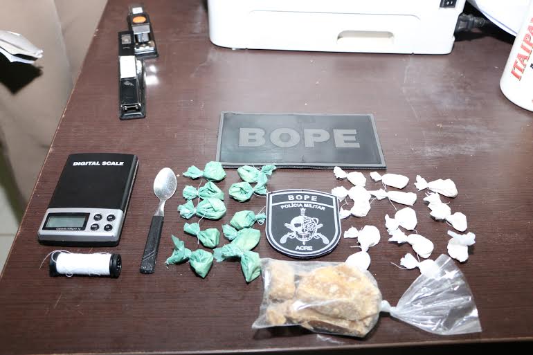 BOPE flagra presidiário em liberdade vigiada traficando drogas em Distribuidora 3