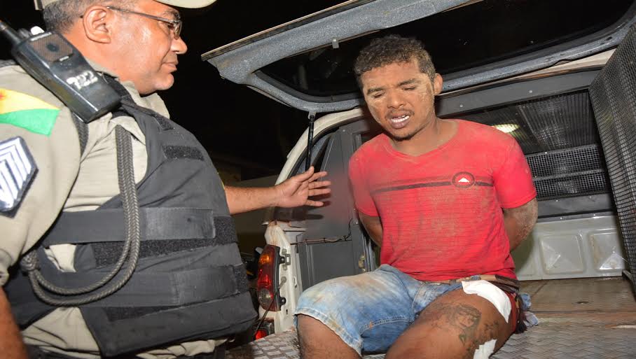 Bandidos invadem casa, rendem família trocam tiros com a polícia e fazem mulher refém roubando um carro na fuga 1