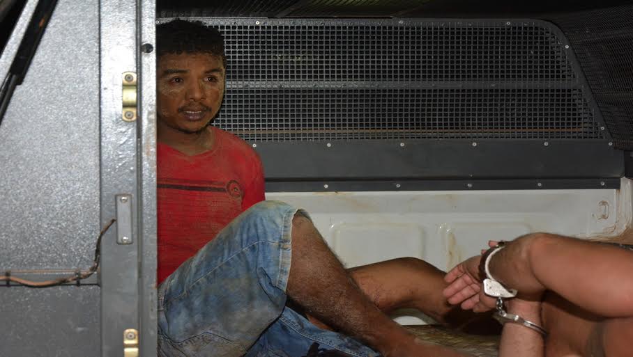 Bandidos invadem casa, rendem família trocam tiros com a polícia e fazem mulher refém roubando um carro na fuga 3