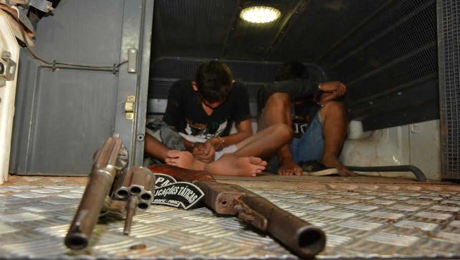 Bandidos invadem casa, trocam tiros com a polícia e fazem mulher de refém