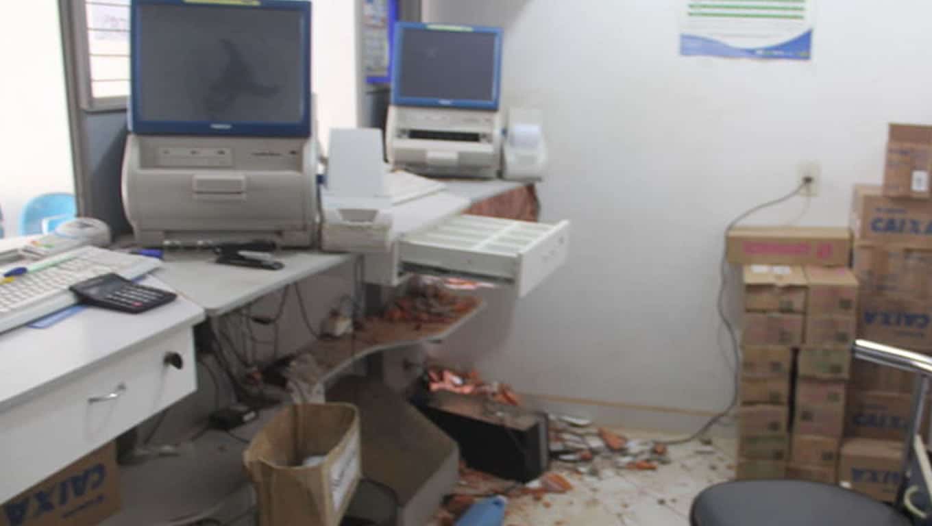 Bando arromba parede de Casa Lotérica e roubam de mais de R 1