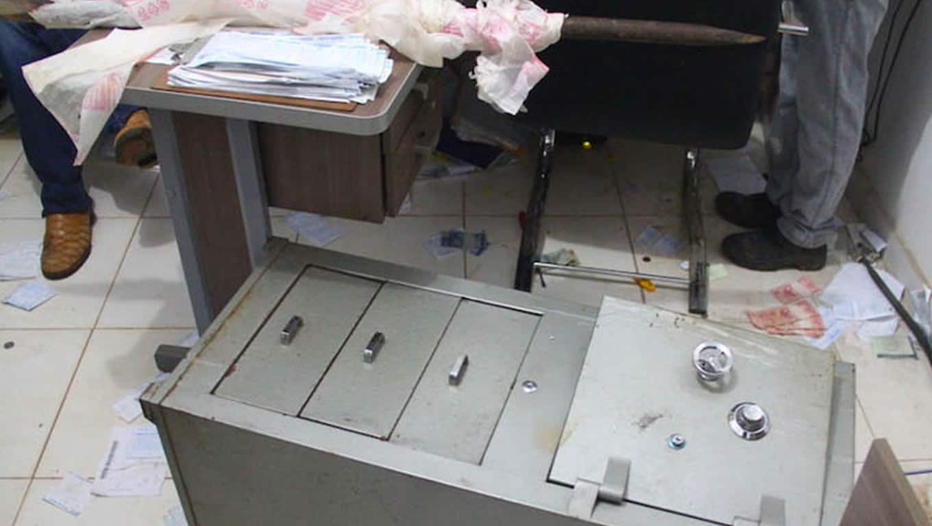 Bando arromba parede de Casa Lotérica e roubam de mais de R 2