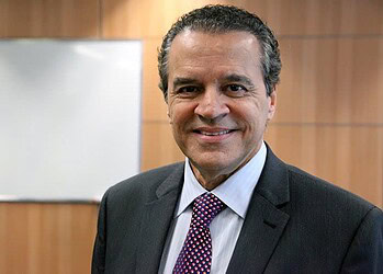 Ministro do Turismo visita o Acre, assina convênios e fala que questão de passagens aéreas precisa ser resolvido