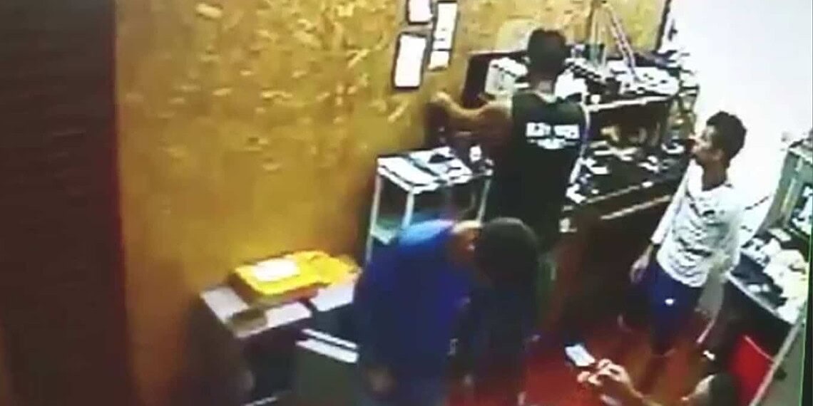 Homens armados invadem loja de Assistência a celular e roubam mais de R$ 10 mil