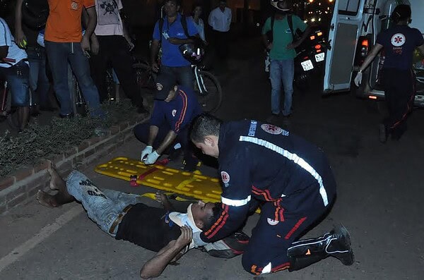 Colisão entre carro e moto deixa uma pessoa ferida na Via Chico Mendes