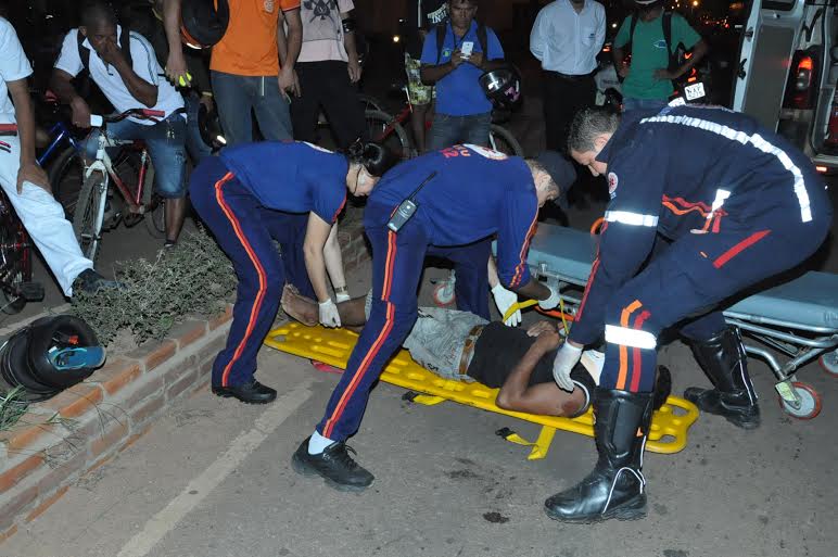 Colisão entre carro e moto deixa uma pessoa ferida na Via Chico Mendes 2 Colisão carro e moto deixa uma pessoa ferida na Via Chico Mendes