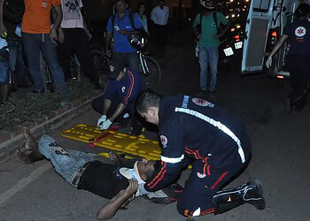 Colisão entre carro e moto deixa uma pessoa ferida na Via Chico Mendes