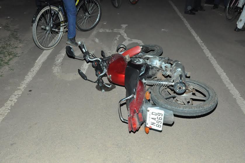 Colisão entre carro e moto deixa uma pessoa ferida na Via Chico Mendes 2 Colisão carro e moto deixa uma pessoa ferida na Via Chico Mendes 3