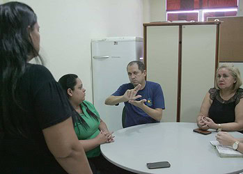 Central oferece acompanhamento de intérpretes de libras para surdos