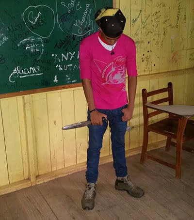 Adolescente compartilhou com os colegas foto em que mostra ele segurando uma faca dentro da sala de aula. (Foto: Cedida)