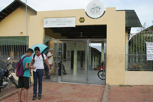 Diretor da Escola Clícia Gadelha, Luiz Paulo, diz que próximo passo será colocar grades em todas as salas do local. (Foto: Odair Leal/ A GAZETA)
