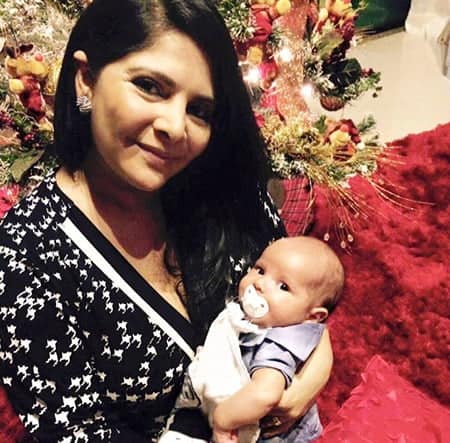 Procuradora do Estado Rosana Magalhães toda feliz, passeando com o filhote Gael Biancardi nos braços