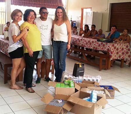DOAÇÃO – Fruto da Noite Rosa (evento que ocorreu em outubro), esta colunista e o colega Moisés Alencastro comandaram a entrega dos kits de higiene pessoal e 200 toalhas da Mmartan à Associação Amigos do Peito. 
