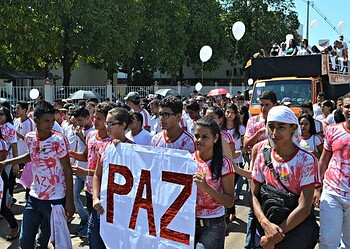 Após morte de professora, alunos fazem protesto em frente à Delegacia