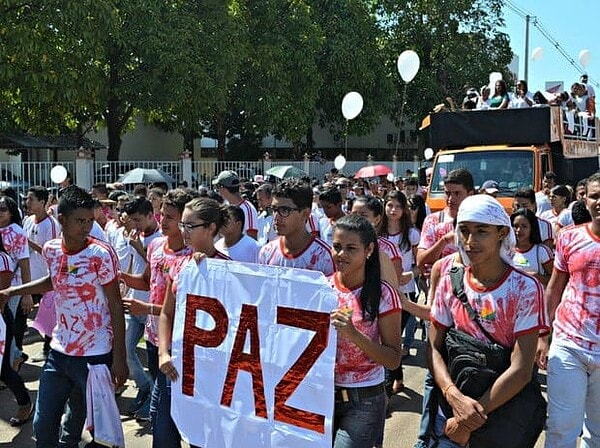 Após morte de professora, alunos fazem protesto em frente à Delegacia