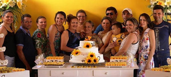 70 Anos  Com todos os filhos reunidos e uma turma de bons amigos, a matriarca Lucimar Bezerra com festa temática intitulada ‘sábado tropical’ comemorou efusivamente seus bem vividos 70 anos, happening a pérgula da piscina de sua house onde todos apreciaram uma bela festa. Click da matriarca Lucimar com os doze filhos. 