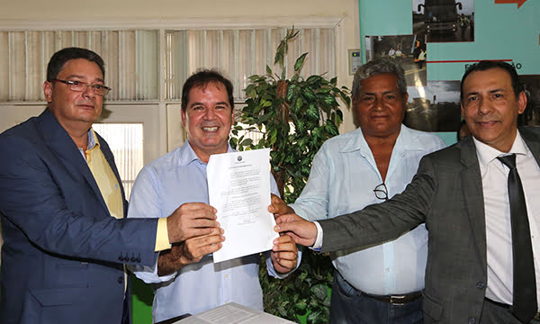 Governo sanciona lei para taxistas trabalharem de forma intermunicipal 1 Categoria comemorou a lei que regulariza os serviços de transportes intermunicipais. Foto: Ascom Acre)