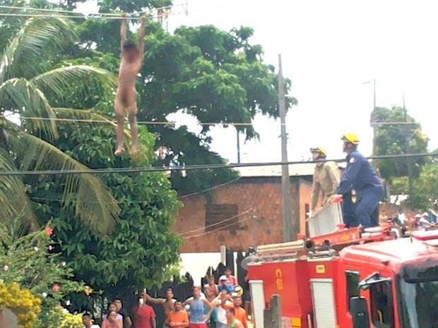 Jovem com esquizofrenia se pendura em fio de alta tensão no bairro Montanhês 1 Jovem precisou ser retirado pelo Corpo de Bombeiros
