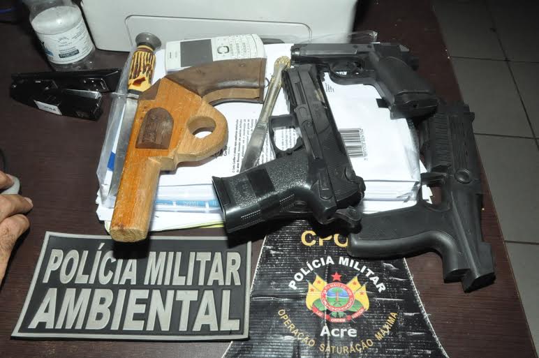 Homem é preso com moto furtada e armas de brinquedo 3 Homem é preso com moto furtada e armas de brinquedo 3