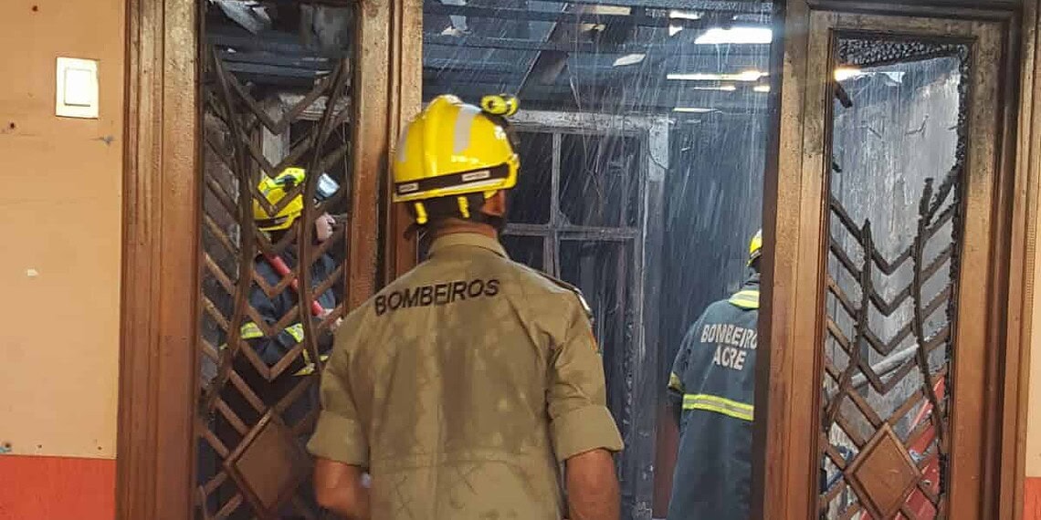 Incêndio destrói casa de alvenaria ao lado de escola no bairro Cerâmica 1 Até o momento, o Corpo de Bombeiros ainda não sabe o que teria causado o incêndio