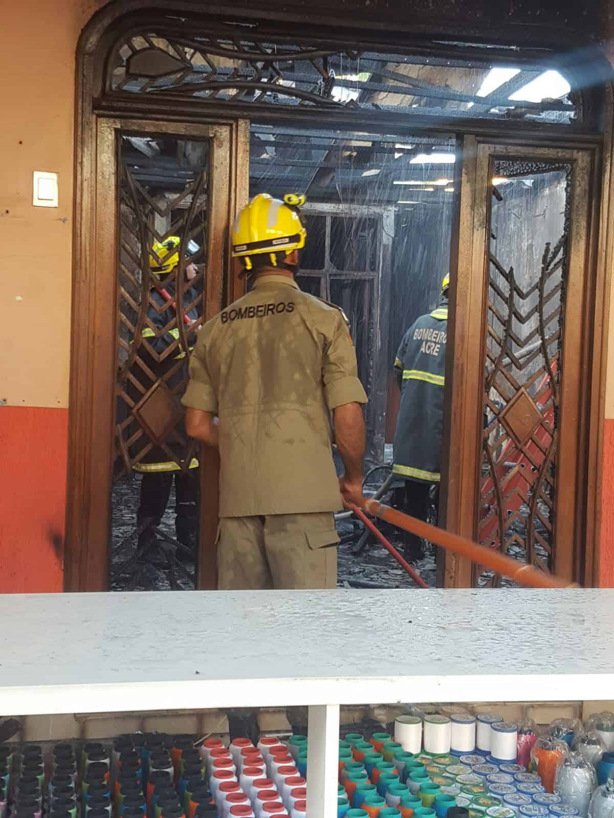 Incêndio destrói casa de alvenaria ao lado de escola no bairro Cerâmica 2 Até o momento, o Corpo de Bombeiros ainda não sabe o que teria causado o incêndio
