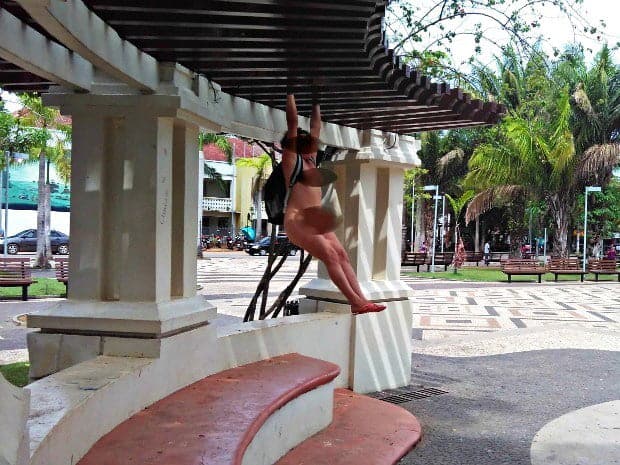 Mulher que foi flagrada nua no Centro de Rio Branco havia recebido alta do Huerb 1 Mulher foi levada até o gabinete da vice-governadora, onde recebeu assistência. (Foto: Facebook)