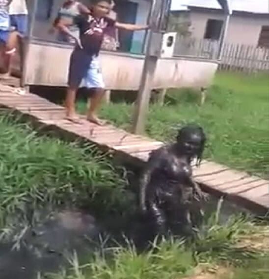 Polícia procura mulheres que brigaram dentro de esgoto em Tarauacá 1 Vídeo circulou na internet