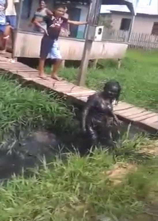 Polícia procura mulheres que brigaram dentro de esgoto em Tarauacá 2 Vídeo circulou na internet