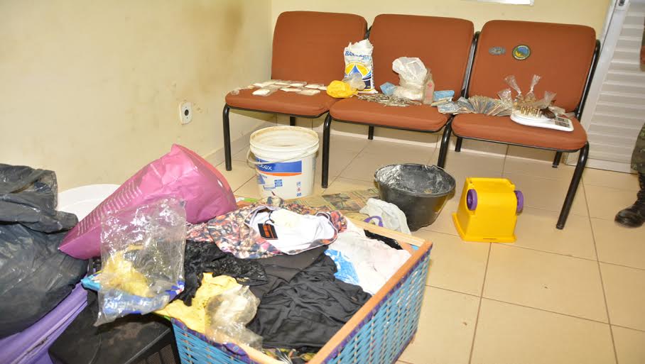 Polícia Militar apreende cocaína liquida em pó e vasto material pornográfico em apartamento