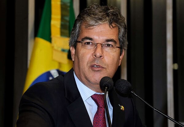 Senador defende parcerias da comunidade científica com a sociedade